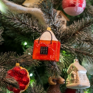 L'Arbre de Noël : un sapin aux couleurs du Bon Marché