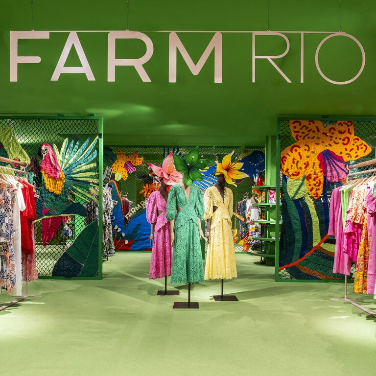 La mode de Farm Rio rencontre l'art surréaliste de Gringo Cardia