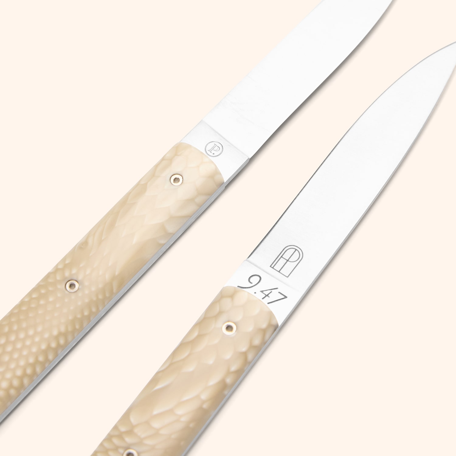 Coffret de 2 couteaux écrus blanc nacré