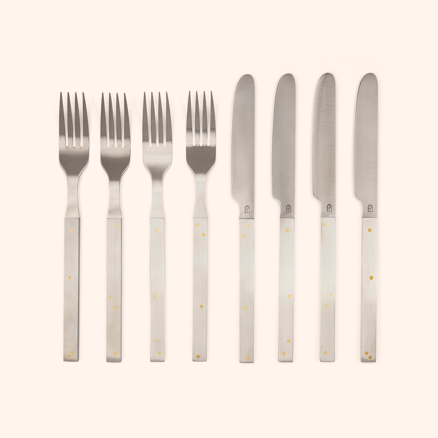 Coffret 8 pièces de 4 couteaux et 4 fourchettes