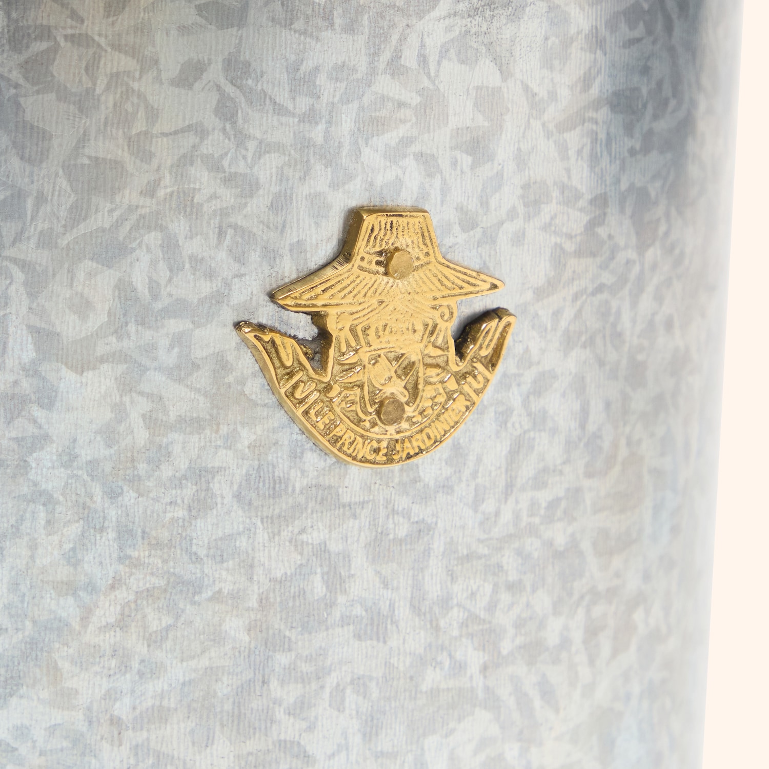 Cache-pot en acier galvanis&eacute;