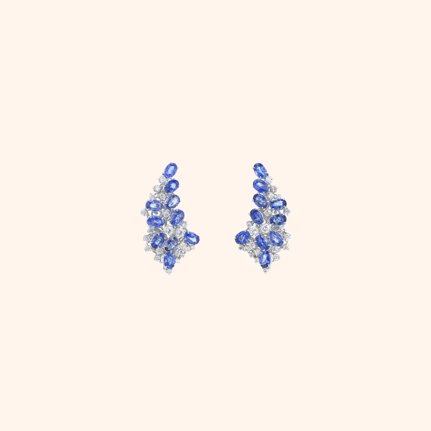 Paire de boucles d'oreilles en or blanc, diamants et saphirs